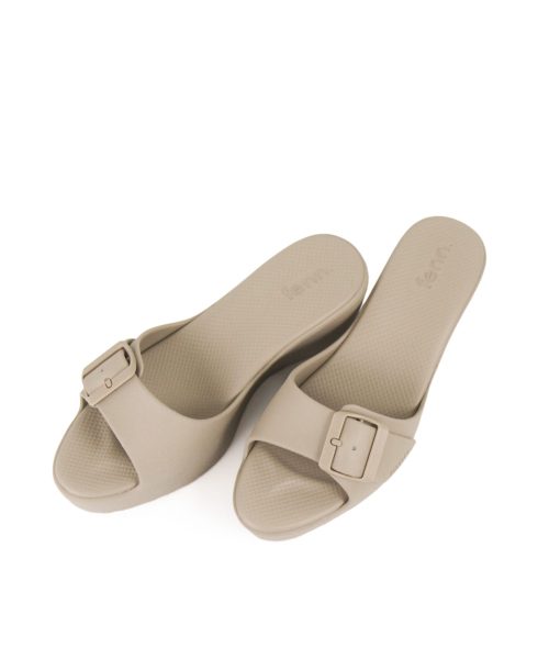 Elegant Sand Wedge sandals with a single strap, adjustable buckle and breathable insoles