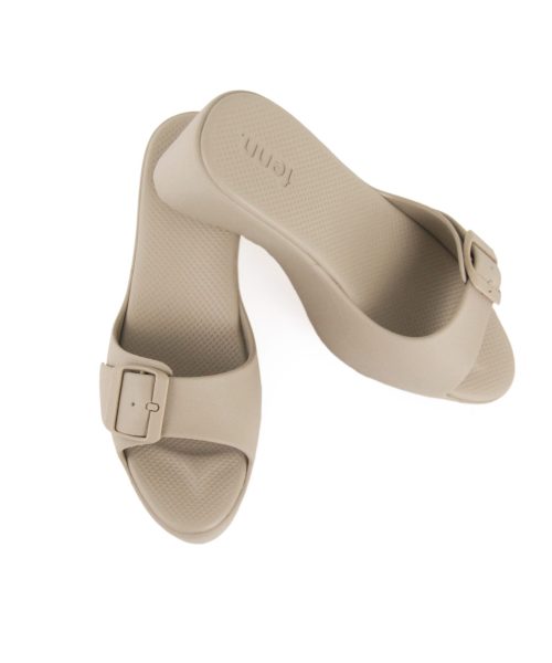 Elegant Sand Wedge sandals with a single strap, adjustable buckle and breathable insoles