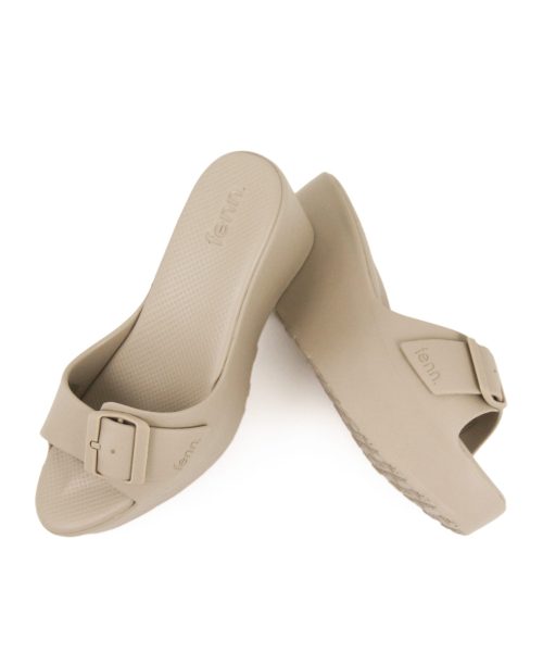 Elegant Sand Wedge sandals with a single strap, adjustable buckle and breathable insoles