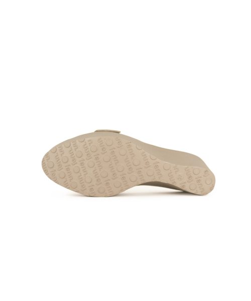 Elegant Sand Wedge sandals with a single strap, adjustable buckle and breathable insoles