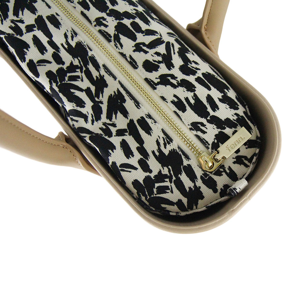 sand_1109_2_v2 This Sand Tote Bag features a stunning vinyl exterior that exudes sophistication while the handles and inners are interchangeable